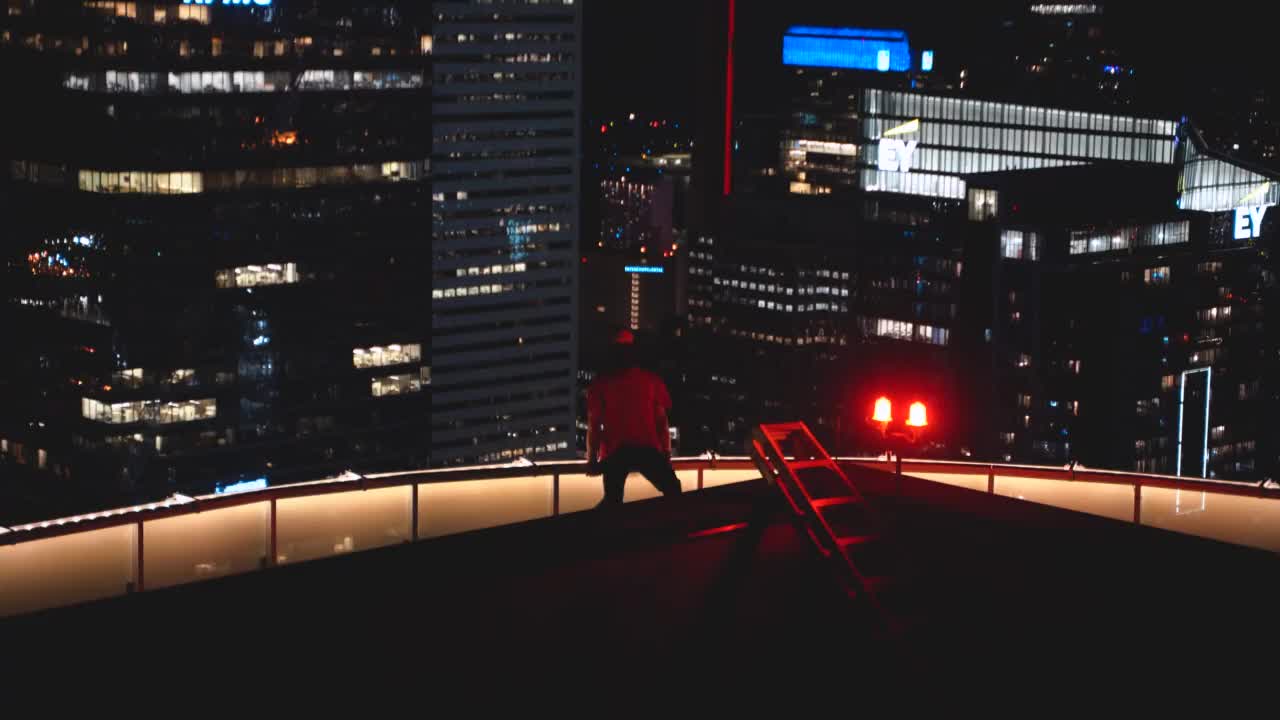城市探险者在多伦多屋顶的观点视频下载