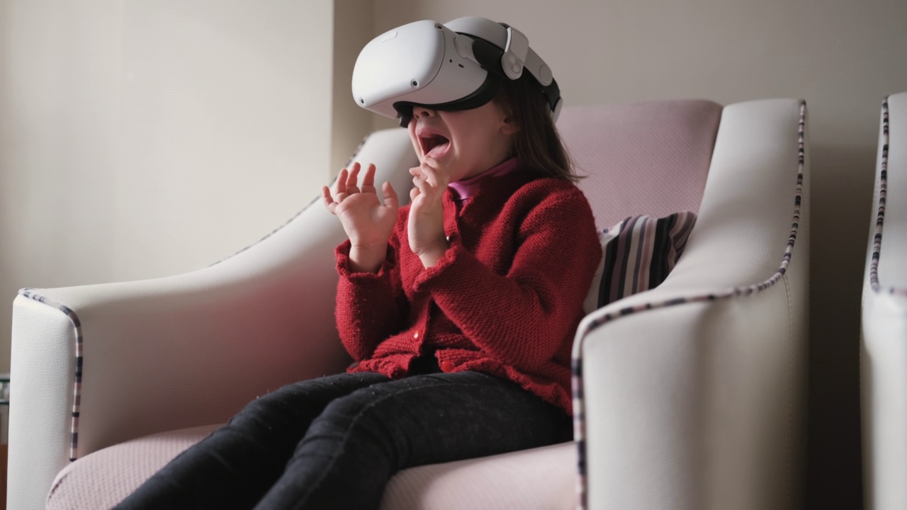 孩子戴上虚拟现实耳机会感到害怕视频下载