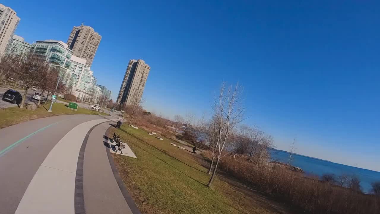 FPV无人机在凉爽的公园里飞行视频下载