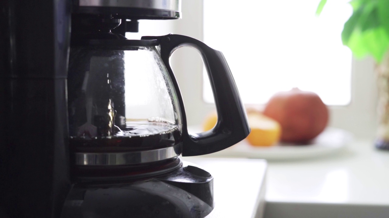 滴滤式咖啡机煮咖啡的特写镜头视频素材