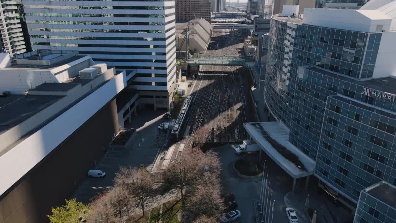 多伦多市中心的现代火车轨道视频下载
