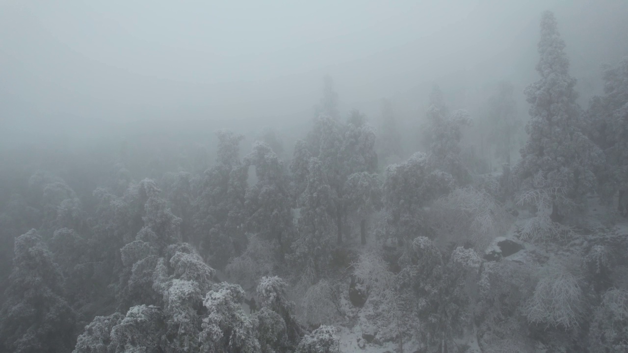 极端寒冷天气下的雪山鸟瞰图视频下载