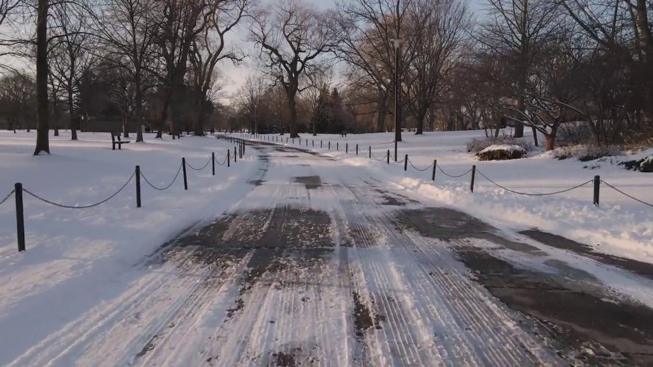 无人机在结冰的路面上飞行视频下载