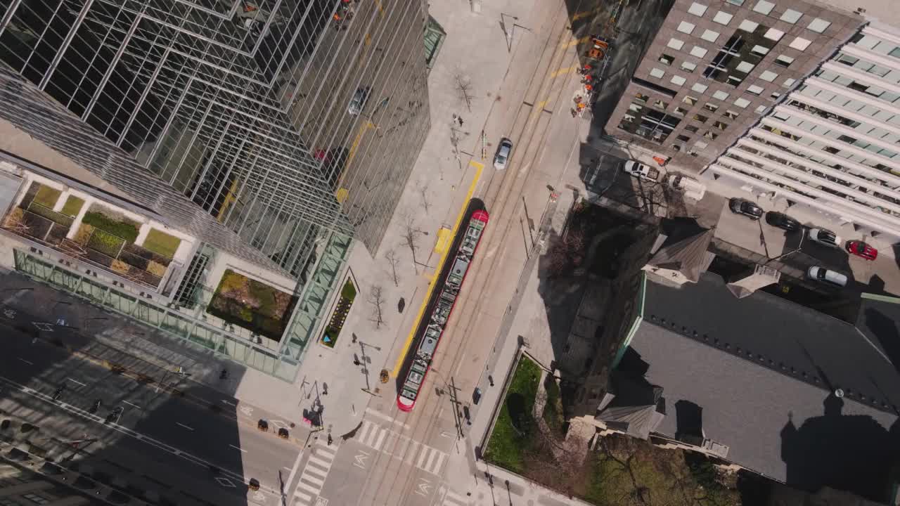 现代城市街道和有轨电车的鸟瞰图视频下载
