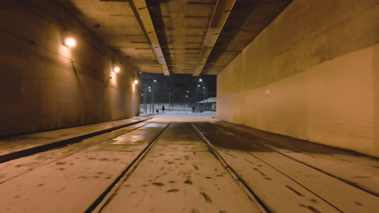 无人机穿过有轨电车隧道视频下载