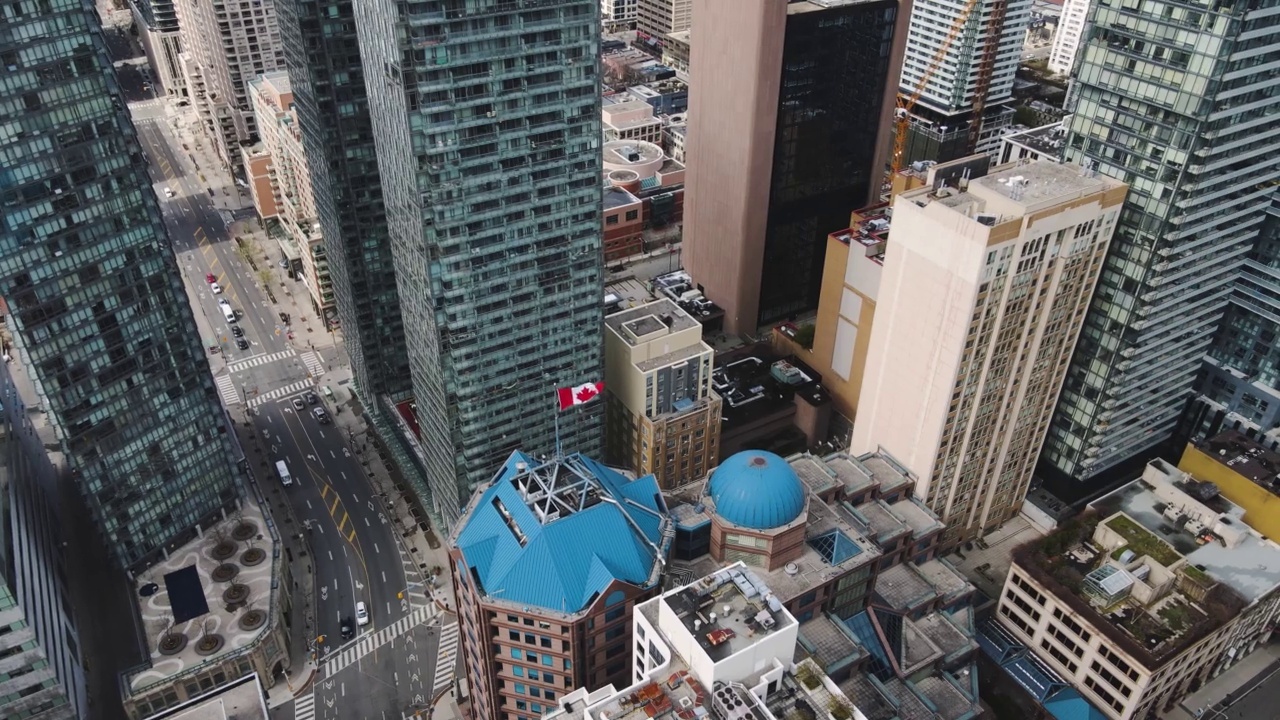 无人机穿过高层建筑视频下载