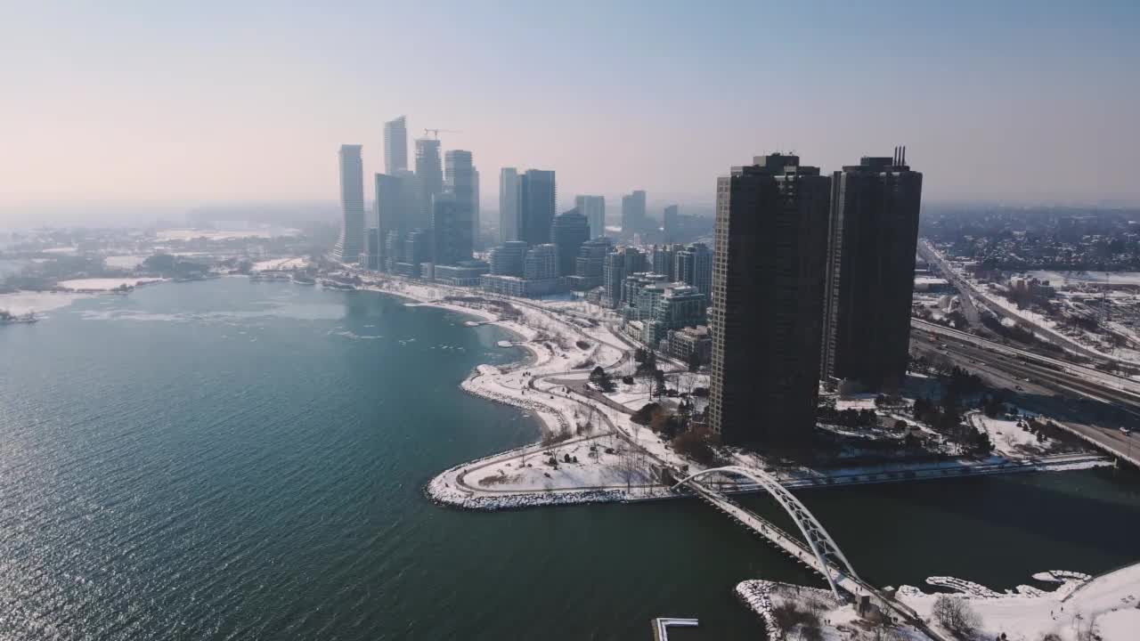 冰冻海湾的现代建筑鸟瞰图视频下载