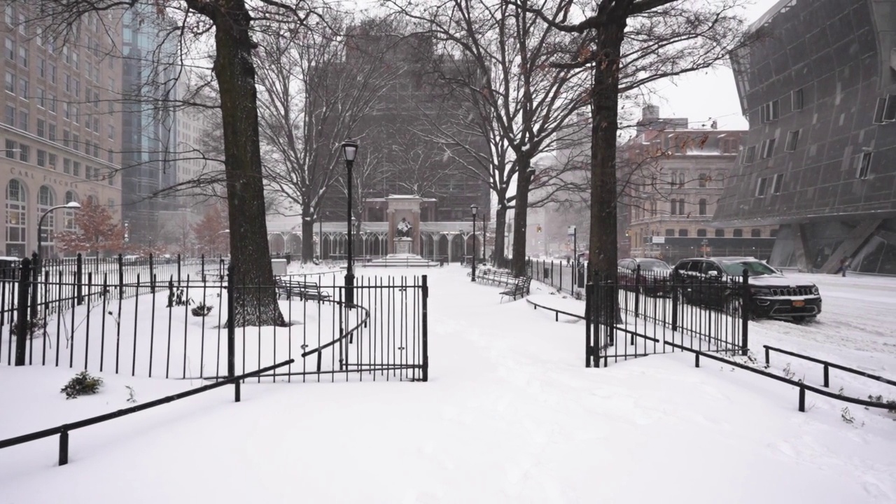 慢镜头拍摄的纽约库珀广场下起的雪视频素材