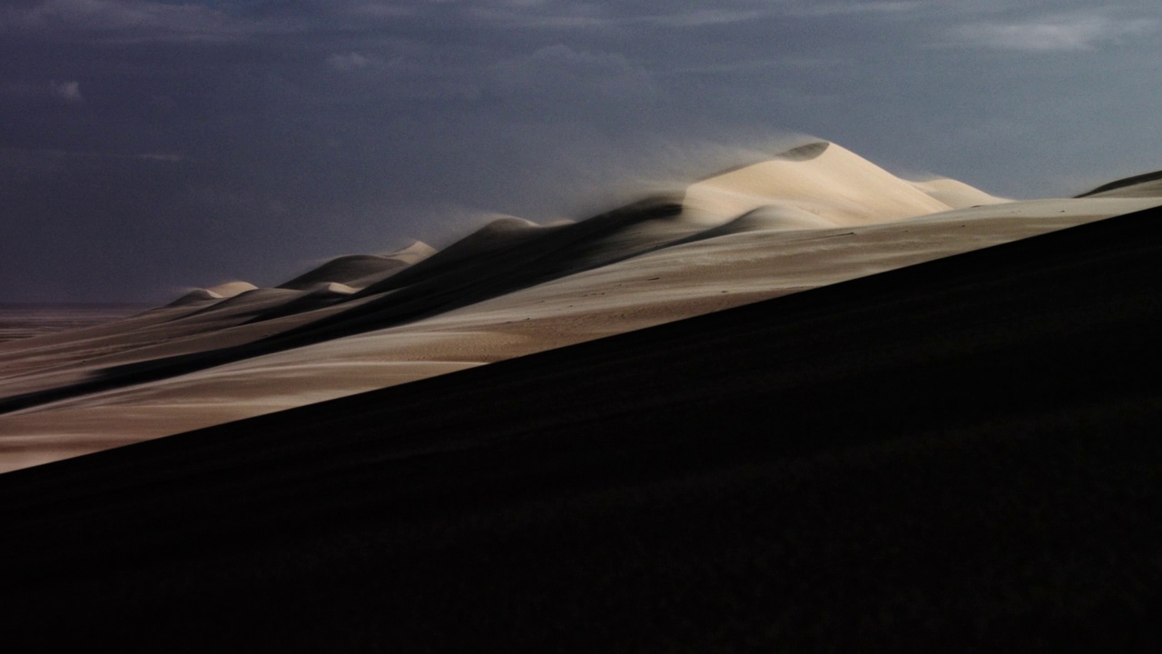 在埃及，沙子从沙丘上吹落。视频下载