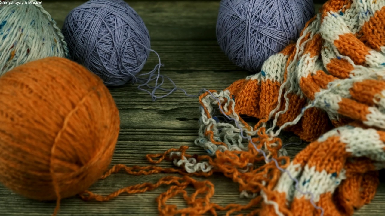 编织线，做针线活用的毛线，一团橙色的线在木桌上滚动，视频下载