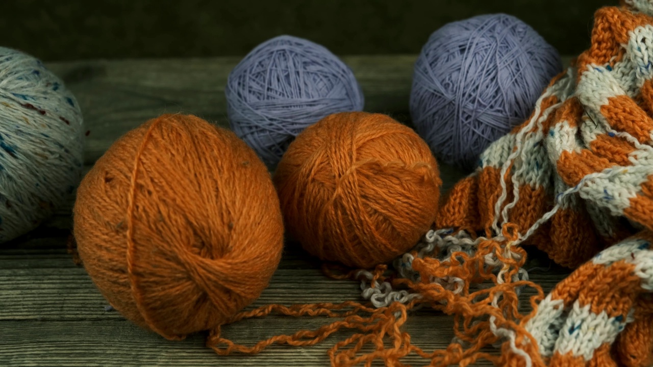 编织线，做针线活用的毛线，一团橙色的线在木桌上滚动，视频下载