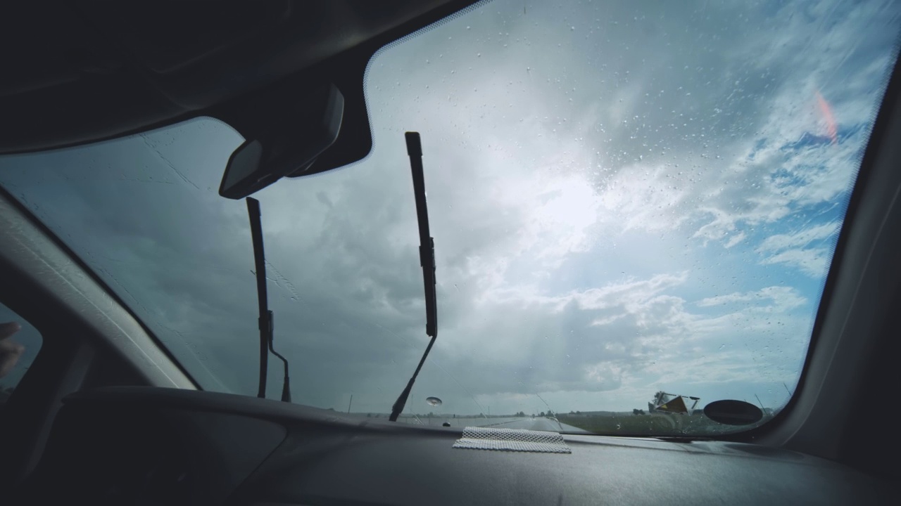 在雨中工作的汽车刷视频下载