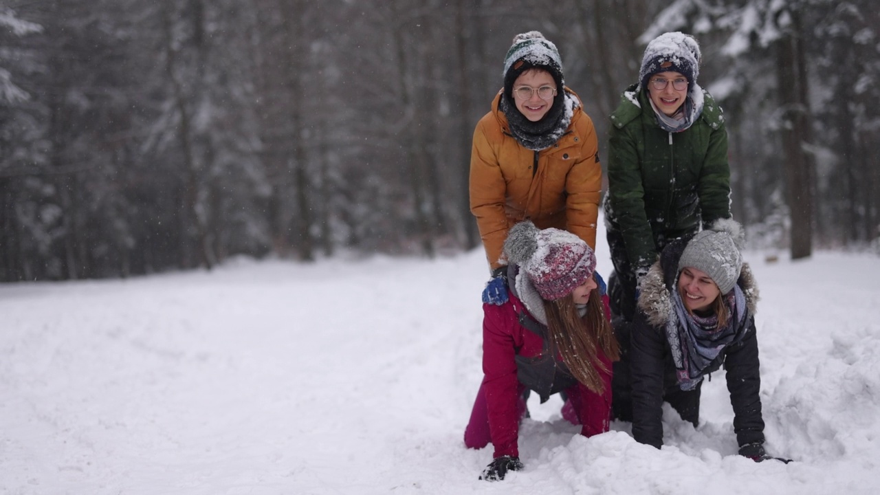 冬天的一天，一家人在美丽的森林里玩雪视频下载