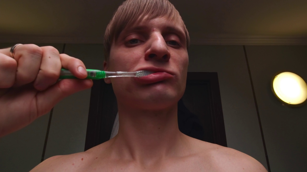男子刷牙的慢动作视频素材