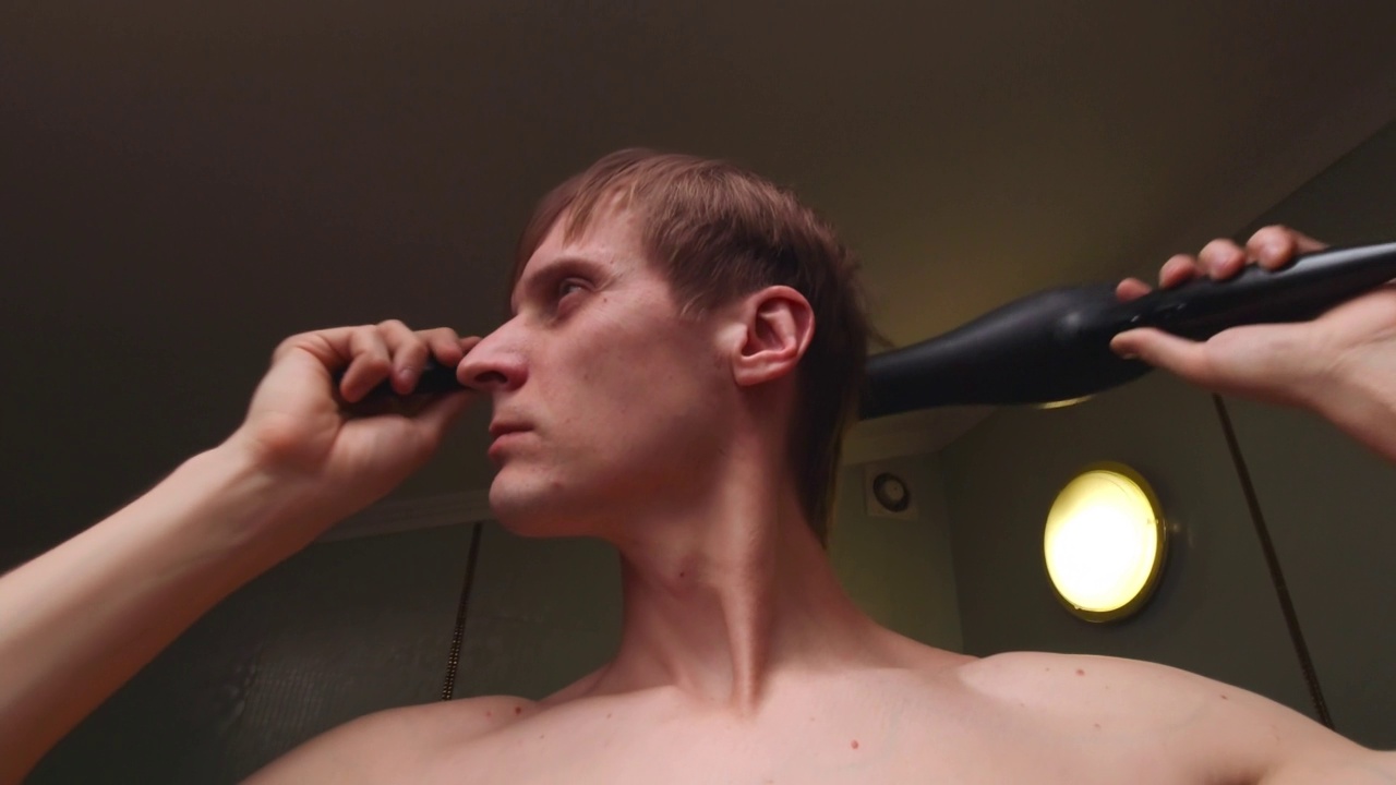 男人干头发和梳理头发的慢动作视频素材