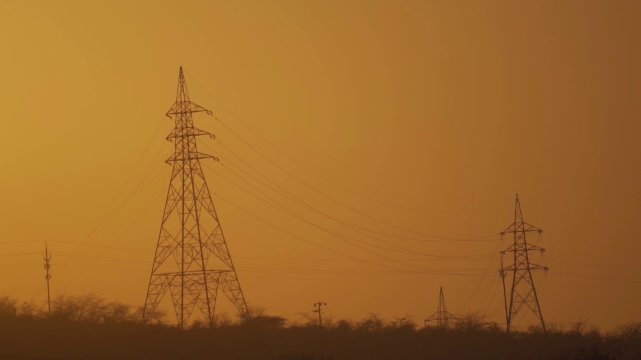 印度古吉拉特邦Wankaner，日落时电塔的剪影。日落时分的输电塔。能源的背景。视频素材