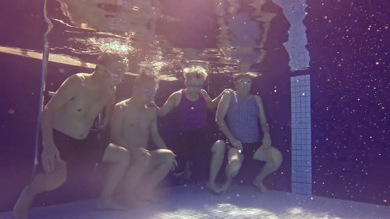 亚洲华人老伙计们屏住呼吸在游泳池里比赛视频下载