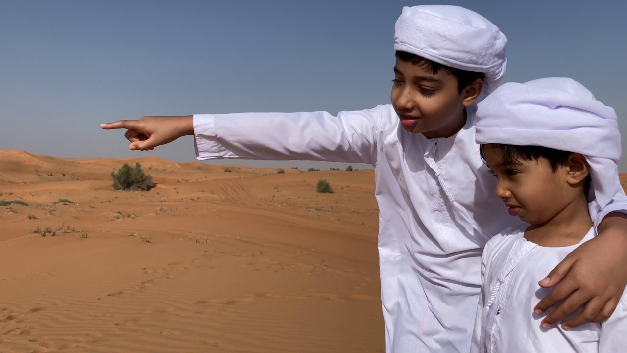 两个阿拉伯孩子靠近视频素材