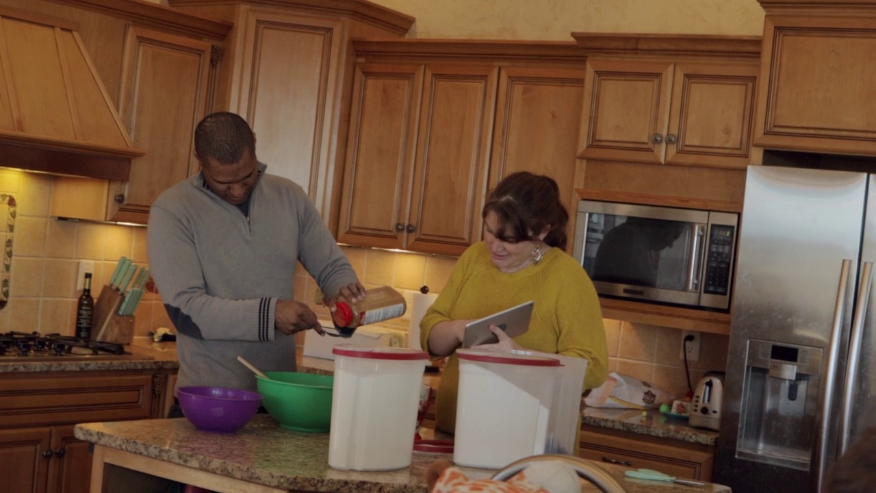 在厨房一起烹饪年轻的多文化家庭父亲和母亲与孩子的生活方式与技术视频系列视频素材