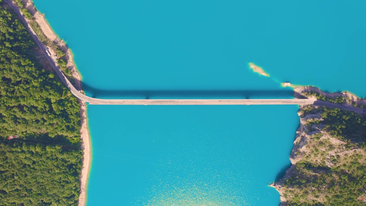 鸟瞰图，在皮瓦湖与蓝绿色的水在山脉峡谷在黑山。视频素材