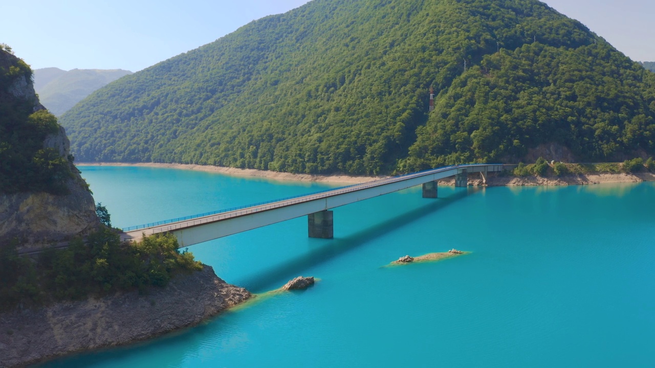 明亮的皮夫斯科湖和桥的夏季景色。风景如画的早晨，皮瓦河峡谷，普卢兹镇位置，黑山，欧洲。美丽的地中海国家世界。视频素材