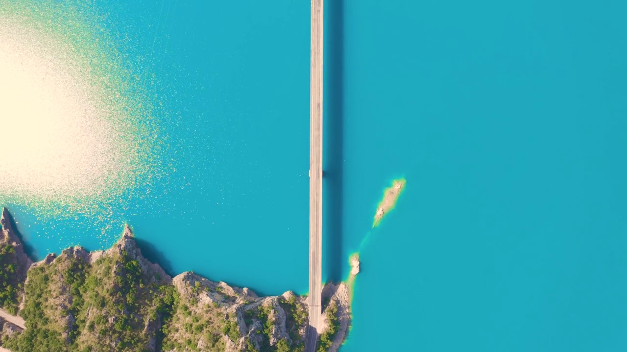 俯瞰湖与皮瓦河峡谷桥，普卢兹镇，黑山，欧洲。视频素材