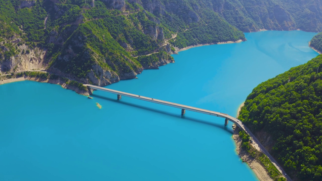 鸟瞰图，在皮瓦湖与蓝绿色的水在山脉峡谷在黑山。视频素材