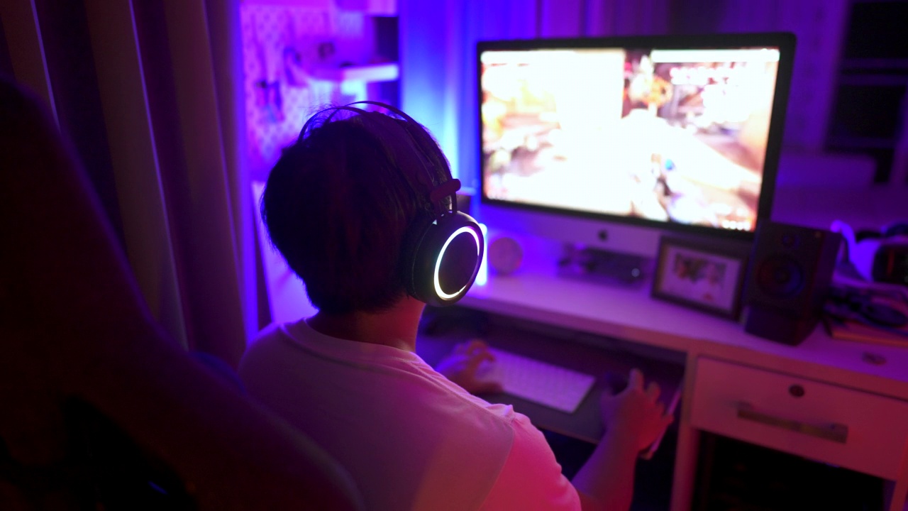 亚洲玩家在晚上玩在线电脑游戏视频下载