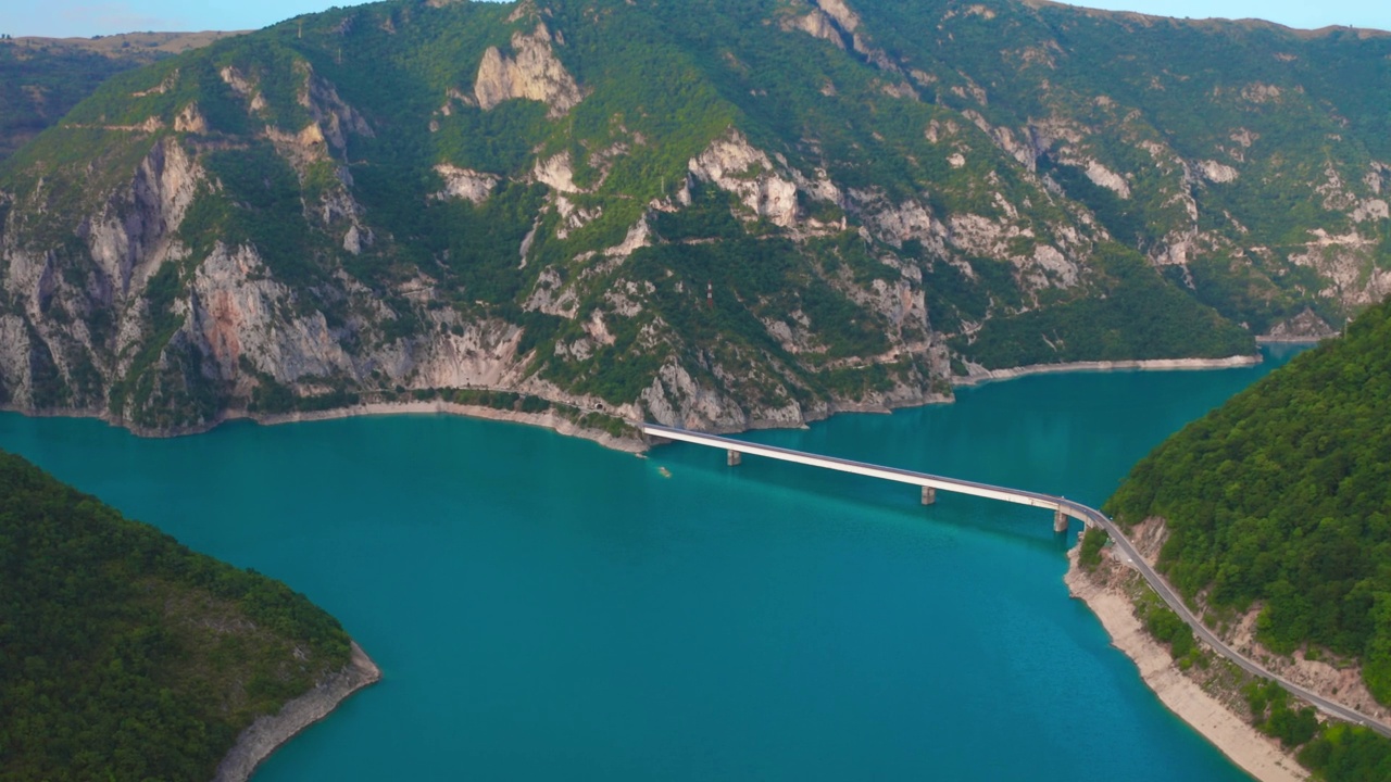 鸟瞰皮瓦湖和黑山峡谷上的桥。视频素材