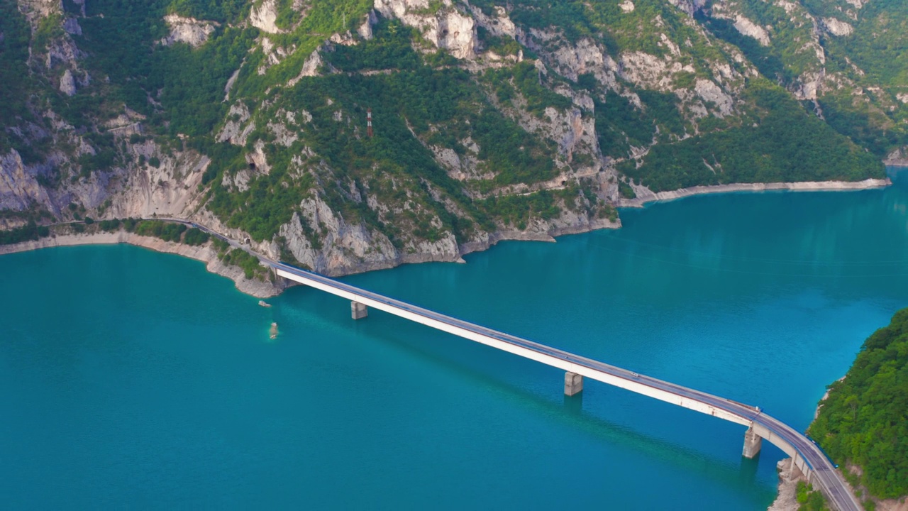鸟瞰皮瓦湖上的桥和黑山的峡谷山脉。视频素材