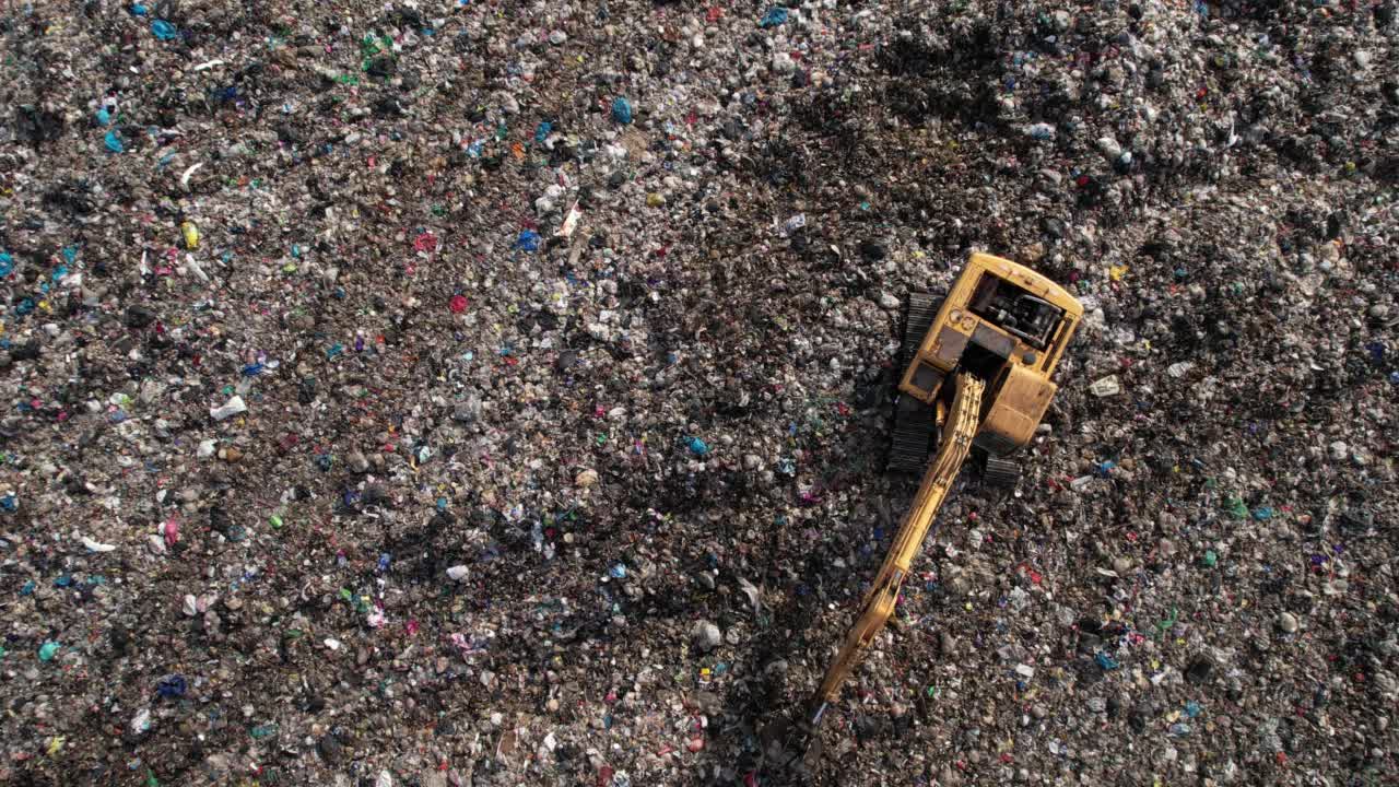 垃圾车在填埋场上倾倒垃圾，污染连接，垃圾，社会问题，回收连接，塑料，填埋场，肮脏，工业，不卫生连接视频下载