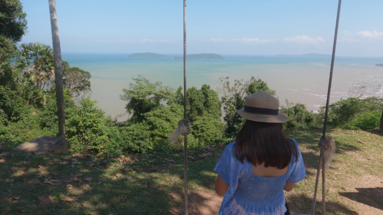 一个亚洲女人在海边的山上旅行。视频素材