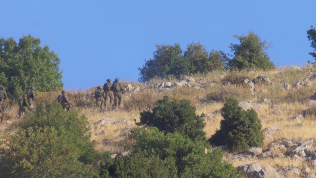 步兵在山上操练视频素材