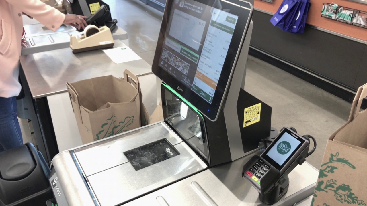 顾客在超市使用自助结账亭视频下载
