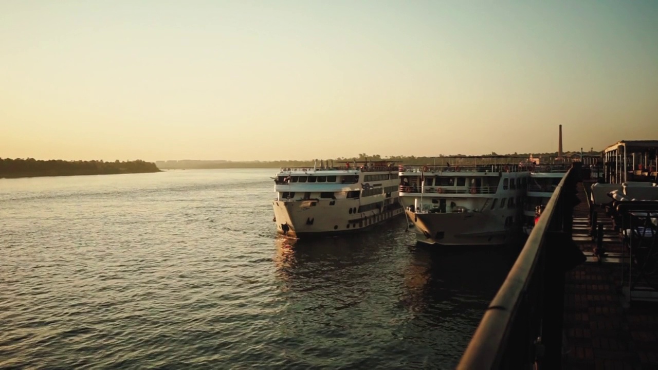 观光船和游船沿着尼罗河从卢克索到埃及阿斯旺市视频素材