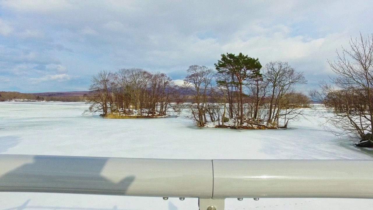 北海道函馆附近的大沼国家公园和冰雪覆盖的湖面视频下载