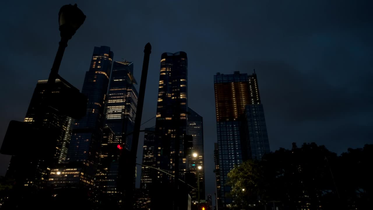 纽约曼哈顿市中心的一座夜间办公大楼。移动相机拍摄视频素材
