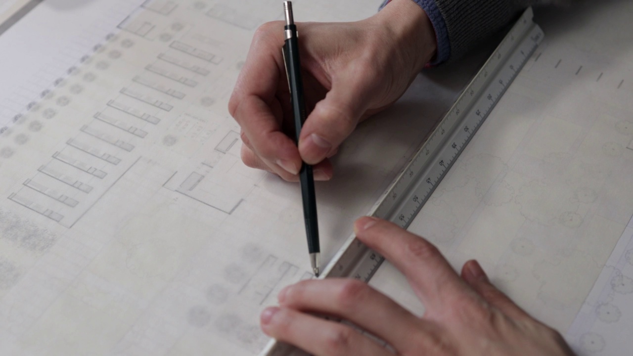 建筑师用尺子在图纸上画一条线视频素材