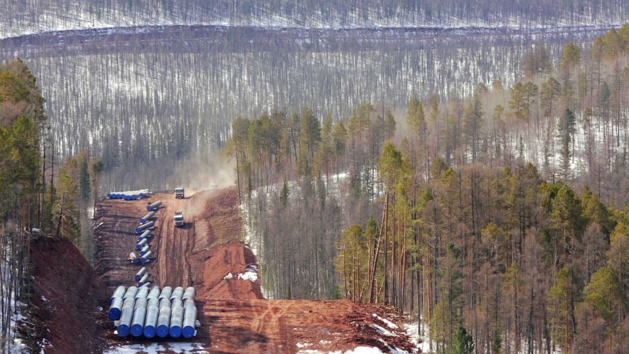 在西伯利亚针叶林的一个新的天然气管道建设工地的俯视图。视频下载
