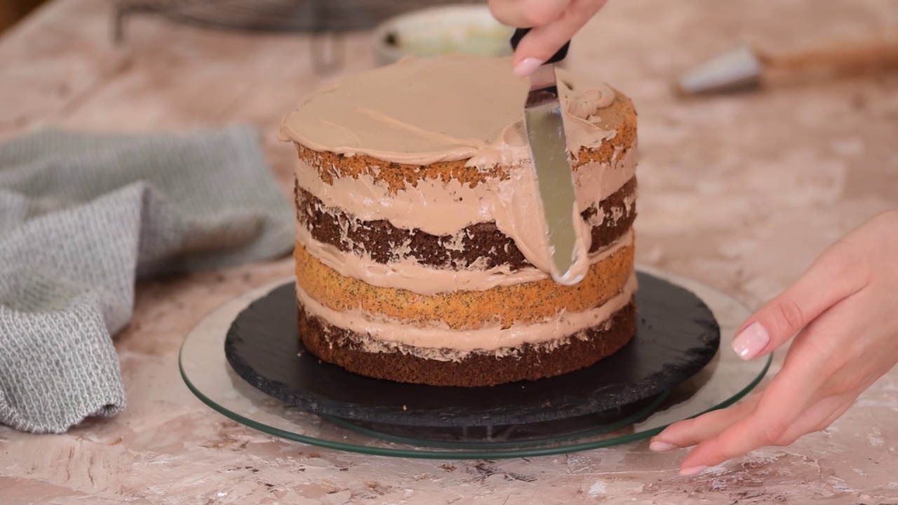 用糖霜或奶油覆盖蛋糕层。视频下载