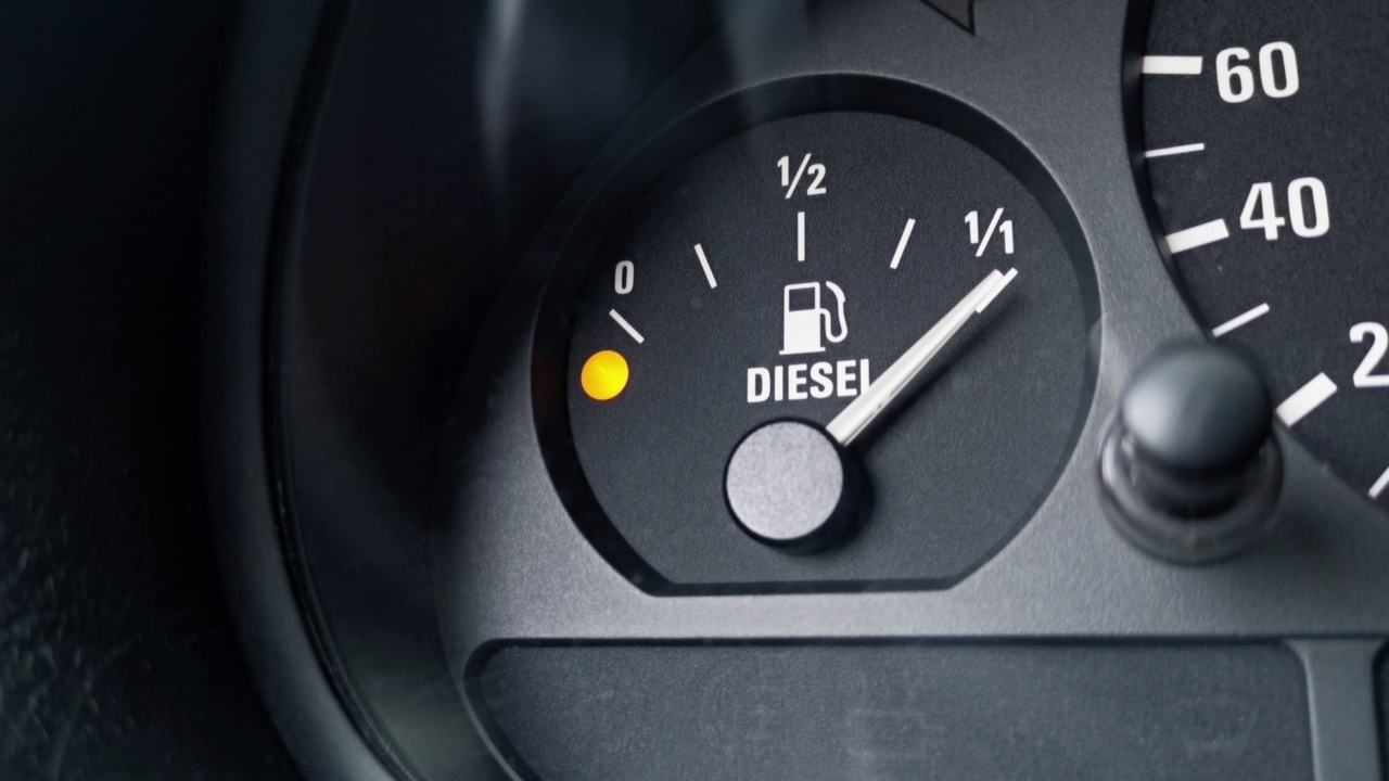 特写镜头的柴油燃料表在一辆车。汽车发动后，仪表指针从零转到加满油。副本的空间。25帧/秒视频素材