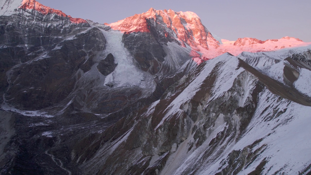 空中视频飞过喜马拉雅山脉东部，尼泊尔朗塘，日出视频下载