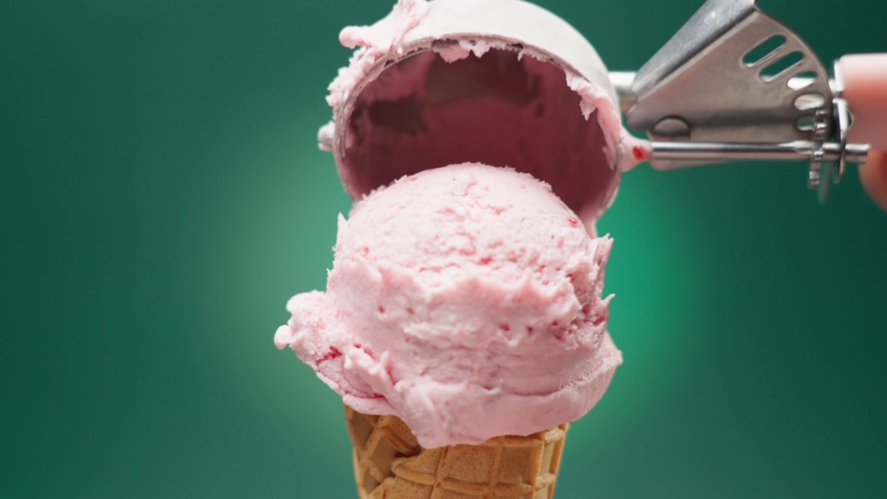 草莓蛋筒冰淇淋视频下载