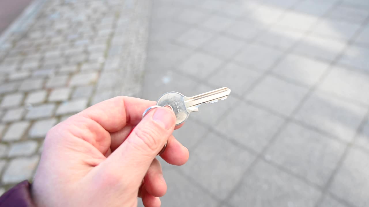 一个人拿着房子的钥匙走。视频下载