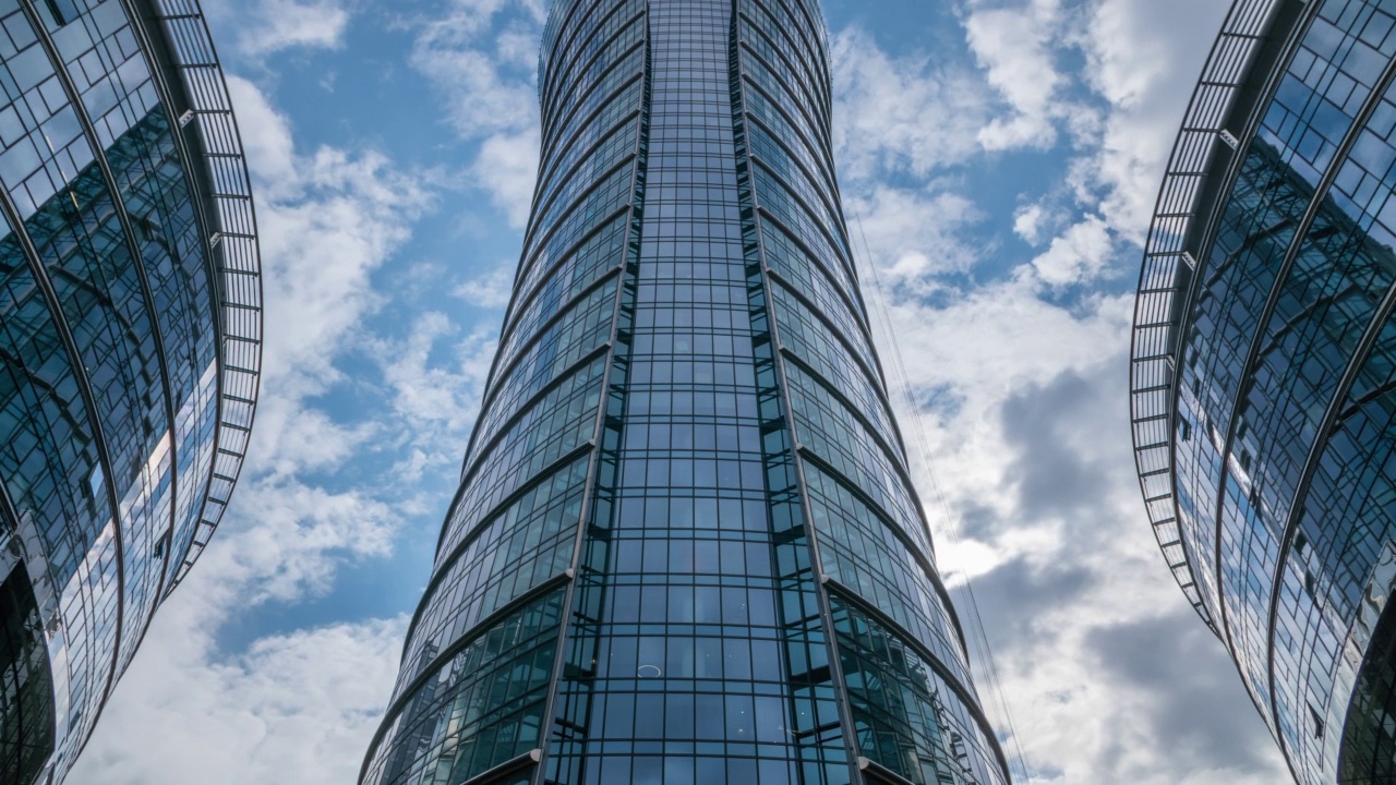 时间推移的摩天大楼，高层办公楼立面，蓝色的天空和云快速移动在时间推移反射在窗户表面的玻璃。时光流逝，市中心金融区，现代都市背景视频下载