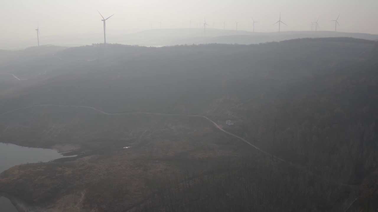 雾霾中的风力涡轮机视频素材