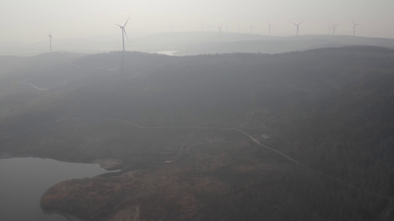 雾霾中的风力涡轮机视频素材