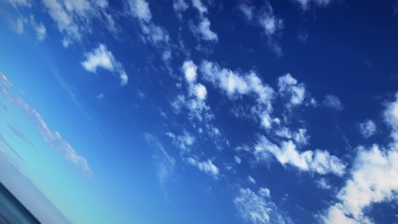 白云在晴空万里的蓝天上快速移动。垂直视频。美丽的戏剧性的cloudscape。蓝天下蓬松的云朵，时光流逝。视频素材