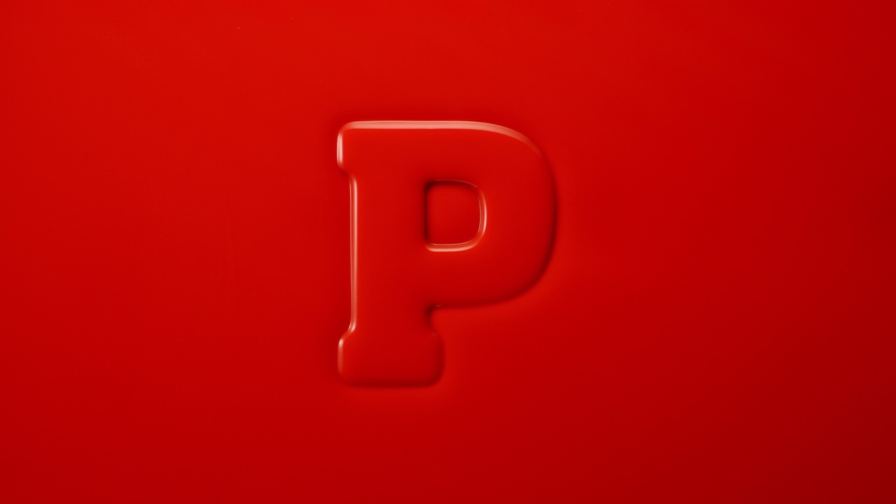头顶拍摄的字母P揭示从表面的油漆在单调的红色，黄色和白色的颜色选择视频下载
