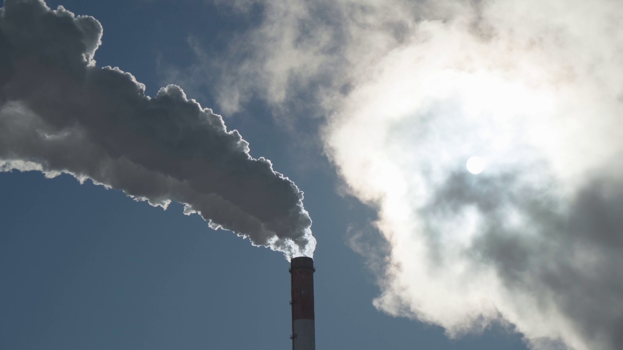 有排烟的烟囱。植物管道污染大气。工业工厂污染。视频素材